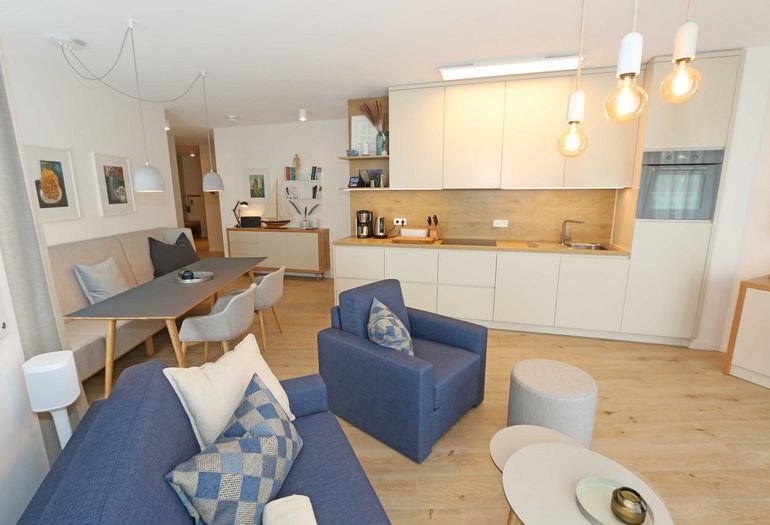 Wohnzimmer mit Couchtisch