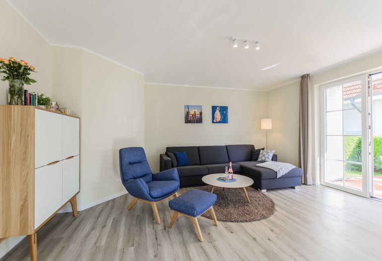Wohnzimmer mit großer Couch