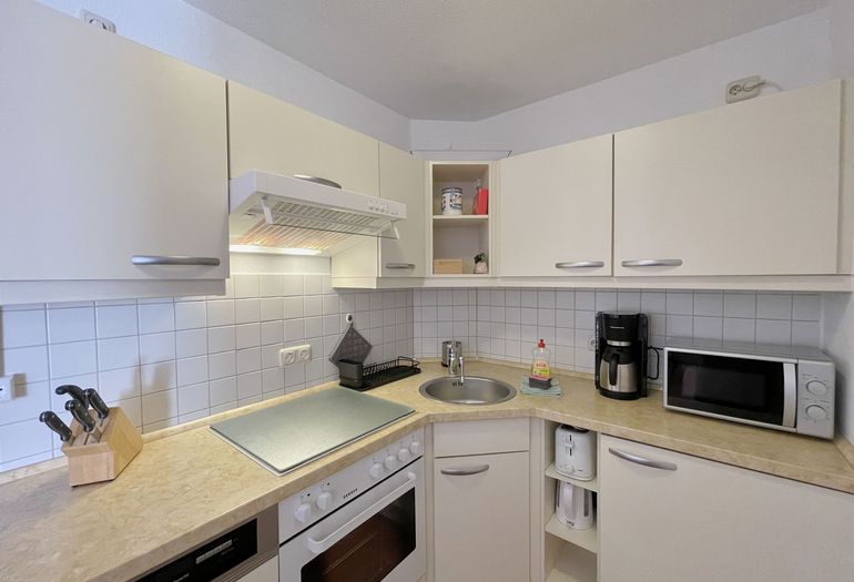 Küchenzeile mit Mikrowelle