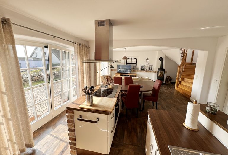 Blick über die Kücheninsel Richtung Wohnbereich