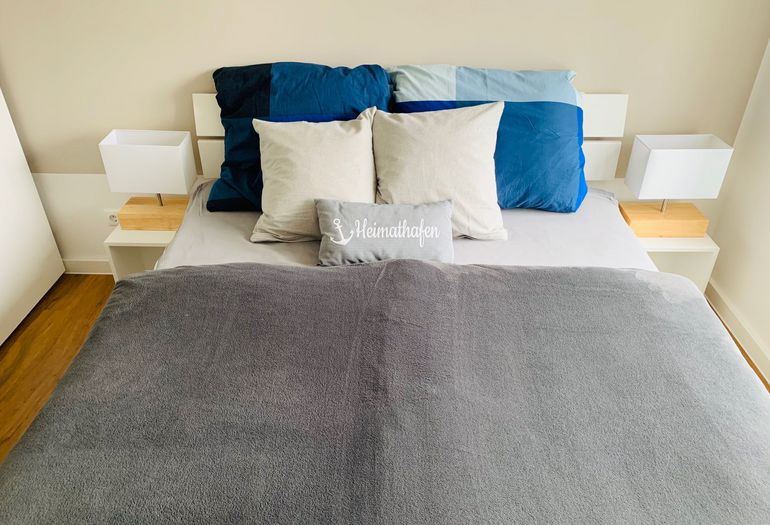 1.Schlafzimmer mit Doppelbett und Nachttischablagen 1.Schlafzimmer mit Doppelbett und Nachttischablagen