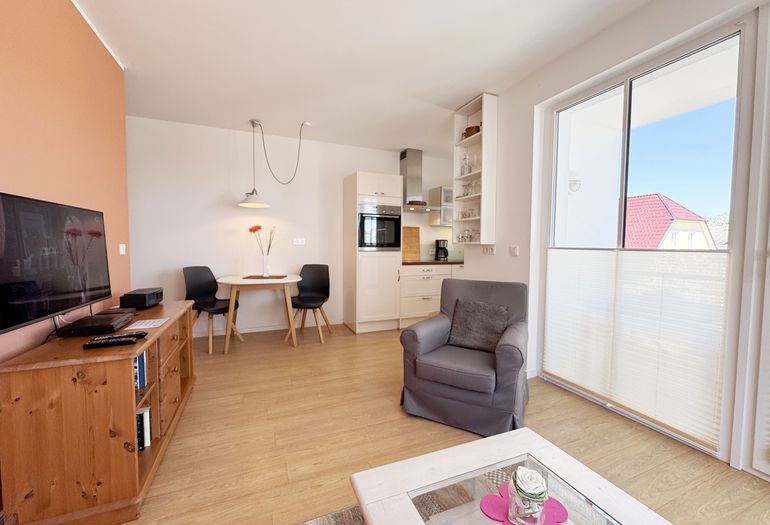 Wohn-und Essbereich mit Blick zur Küche