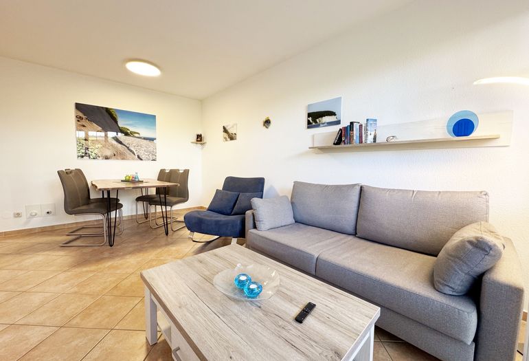 gemütliches Wohnzimmer mit Couch