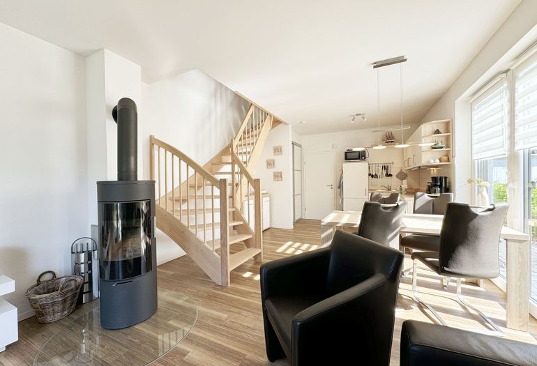 Wohnbereich mit Blick zur Küchenzeile