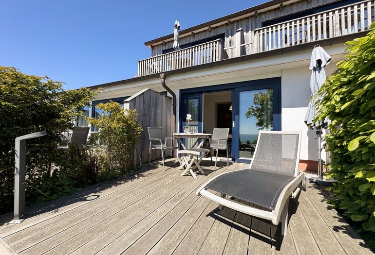 Terrasse mit Bestuhlung und Sonnenliege