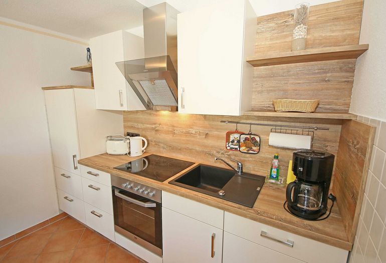 Küchenzeile mit Elektrogeräten