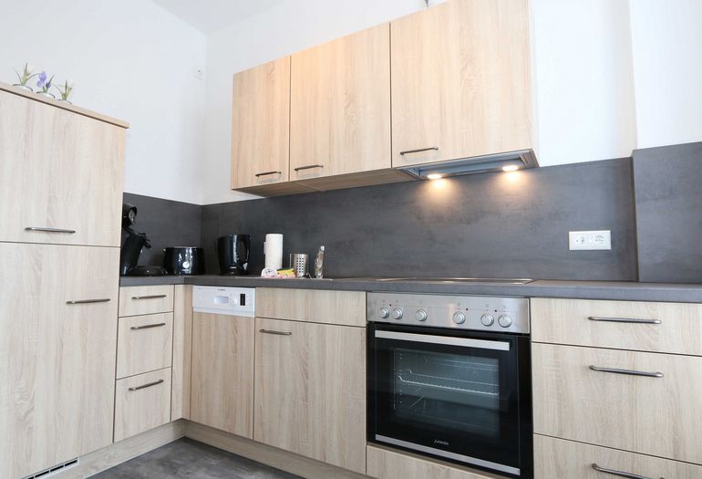 Küchenzeile mit allem was benötigt wird