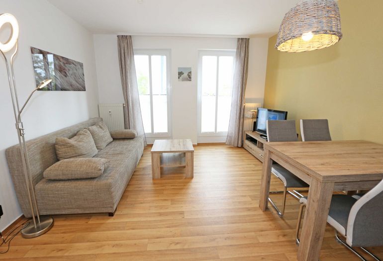 Wohnzimmer mit Couch und TV Wohnzimmer mit Couch und TV