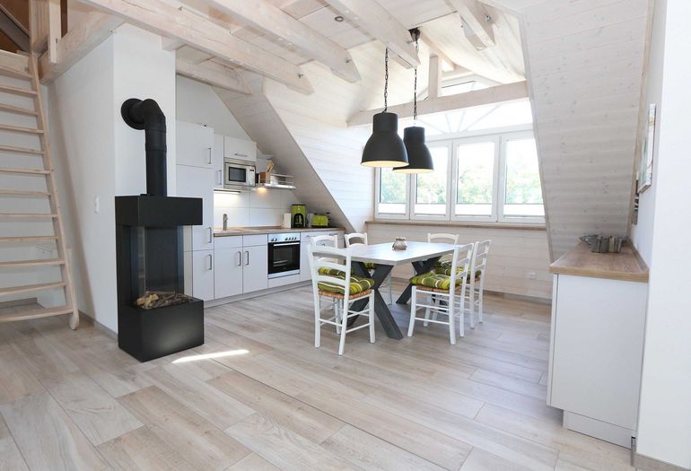 Kamin mit Esstisch