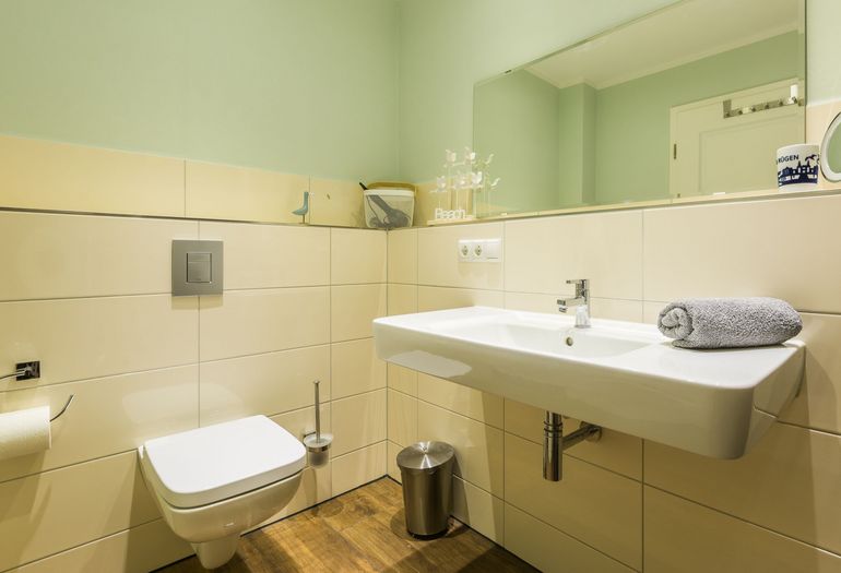 Badezimmer mit Waschbecken Badezimmer mit Waschbecken