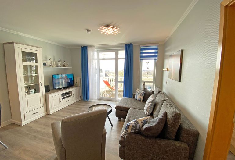 Wohnzimmer mit Couch und Sessel