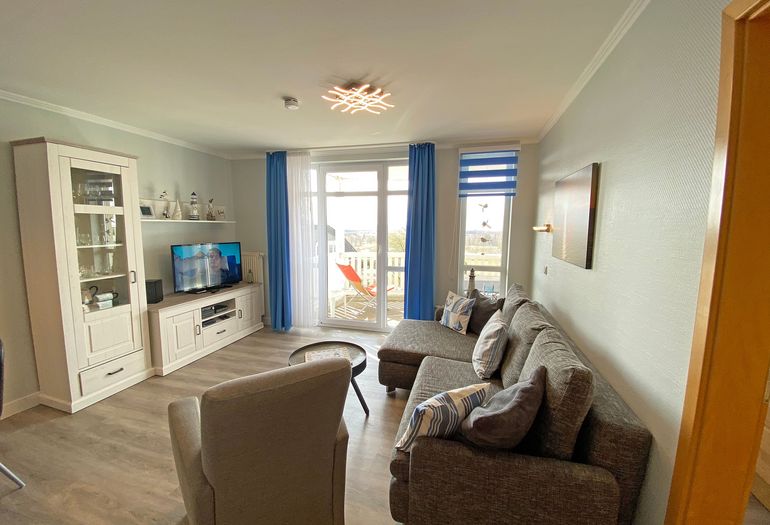 Wohnzimmer mit Couch und Sessel Wohnzimmer mit Couch und Sessel