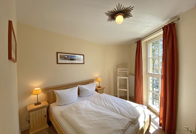 Schlafzimmer mit Doppelbett