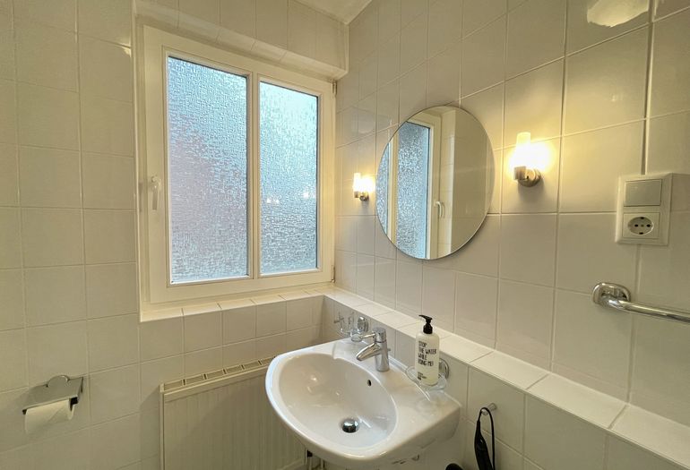 Badezimmer mit Waschbecken Badezimmer mit Waschbecken