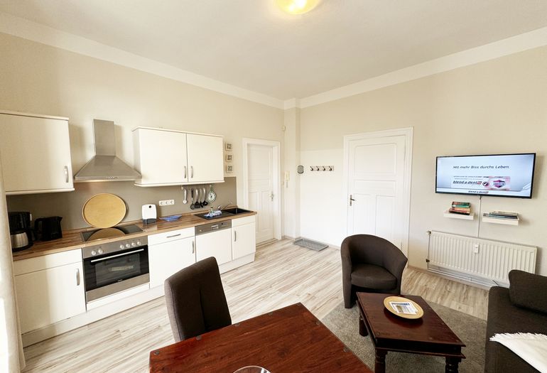 Wohnbereich mit angrenzender Küchenzeile