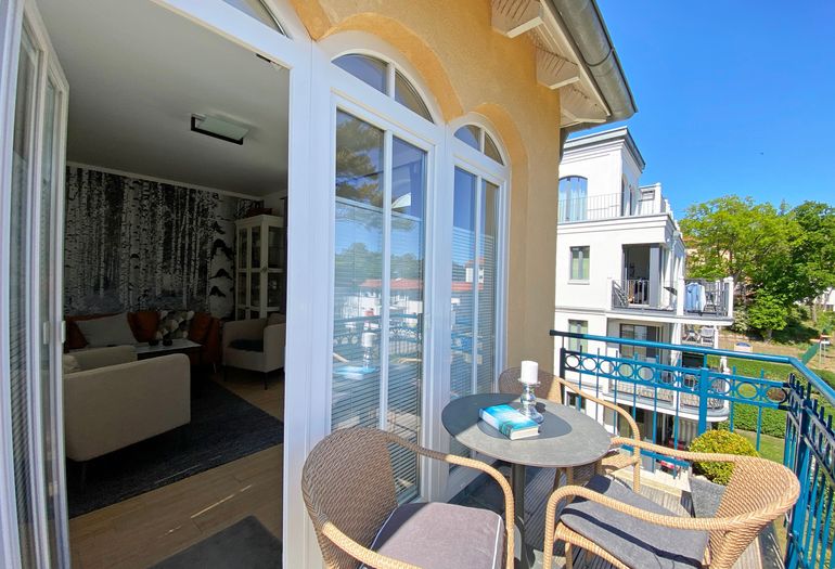 bestuhlter Balkon vom Wohnzimmer aus begehbar