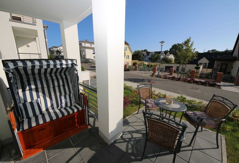 bestuhlte Terrasse zur Straße gelegen