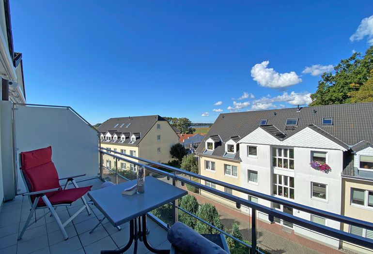 bestuhlter Balkon mit schönem Blick