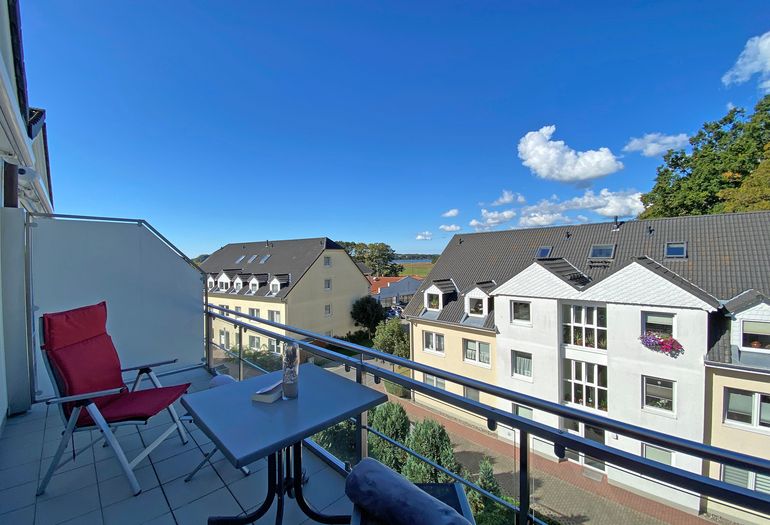 bestuhlter Balkon mit schönem Blick