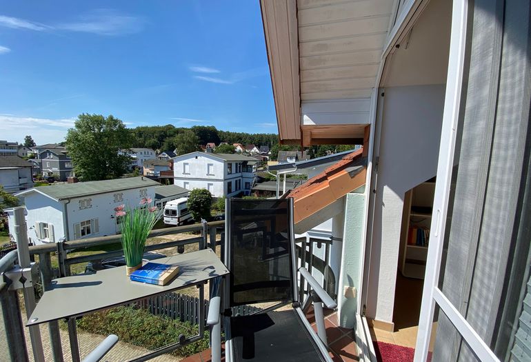 bestuhlter Balkon vom Wohnzimmer begehbar