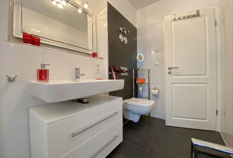 Badezimmer mit Waschbecken Badezimmer mit Waschbecken