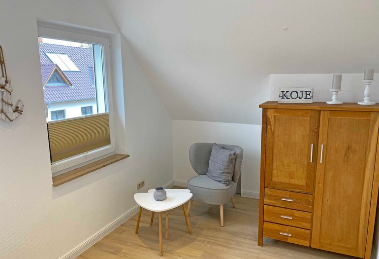 1. Schlafzimmer mit kleinem Stuhl 1. Schlafzimmer mit kleinem Stuhl