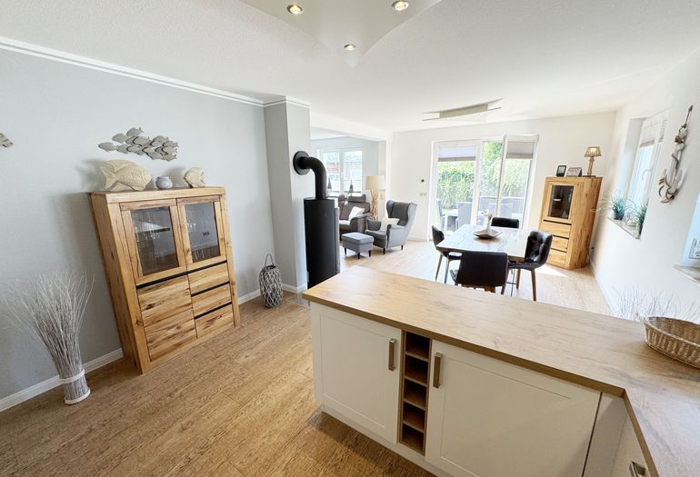 offener Küchenbereich mit Kamin offener Küchenbereich mit Kamin