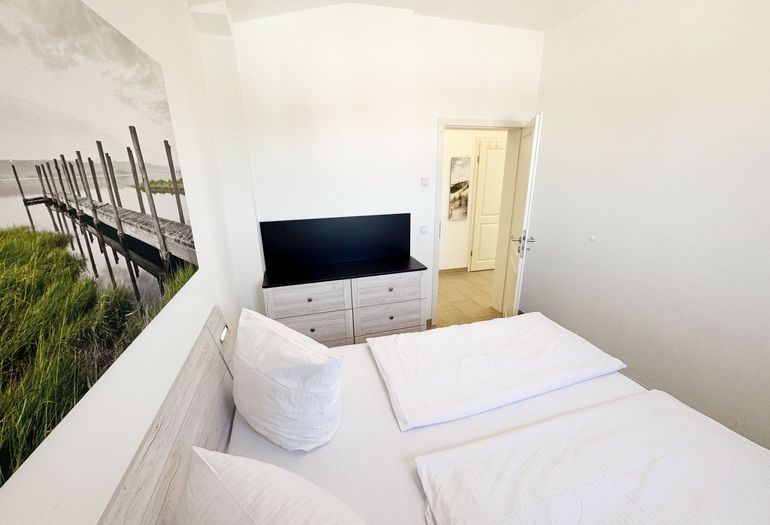 2.Schlafzimmer mit Doppelbett und Kommode