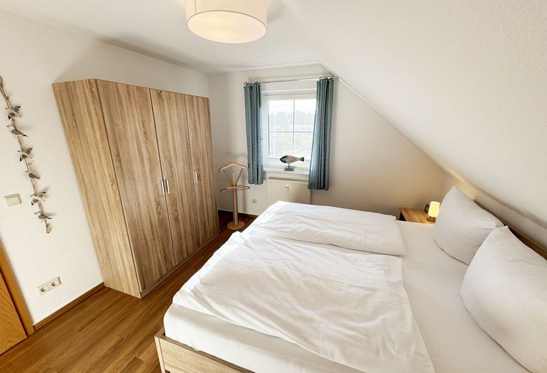 1. Schlafzimmer mit Kleiderschrank
