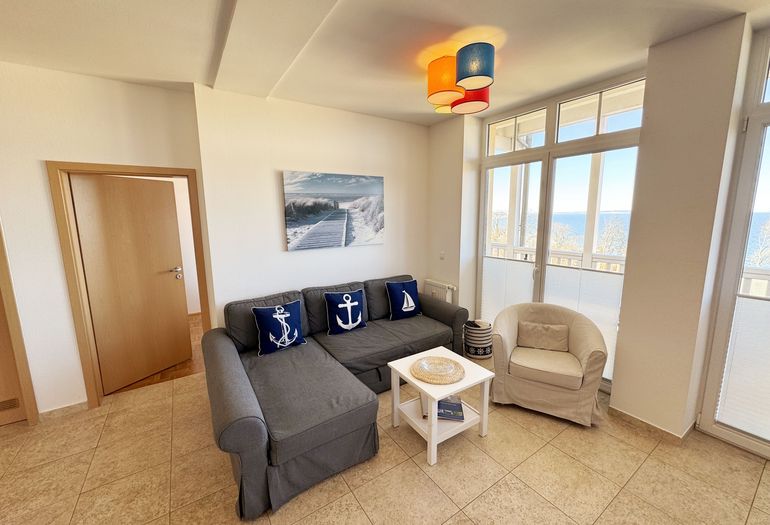 gemütliches Wohnzimmer mit Couch