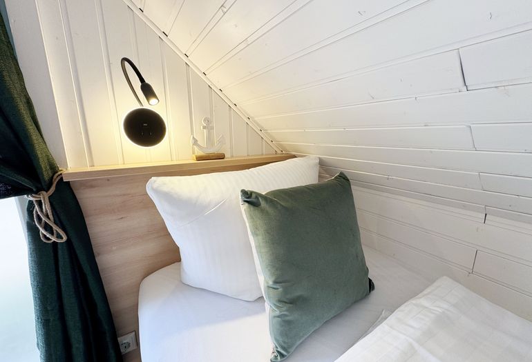 2. Schlafzimmer mit 2 Einzelboxspringbetten und Leseleuchten