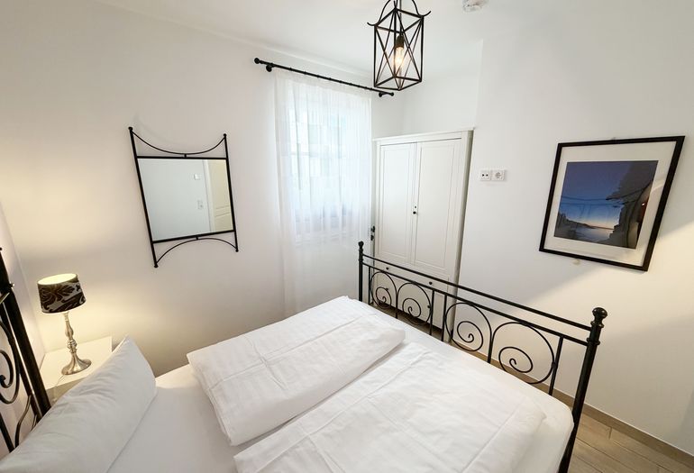 2. Schlafzimmer mit Doppelbett, Kleiderschrank und Nachttischablagen 2. Schlafzimmer mit Doppelbett, Kleiderschrank und Nachttischablagen