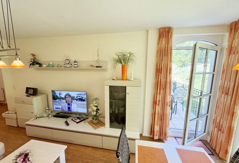 Wohnbereich mit Zugang zum Balkon