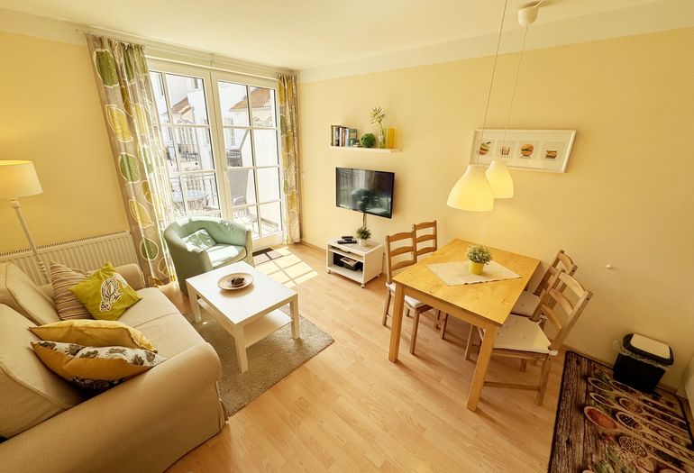 Wohnbereich mit angrenzenden Esstisch