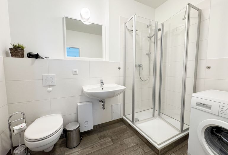 Bad mit Dusche und Waschmaschine