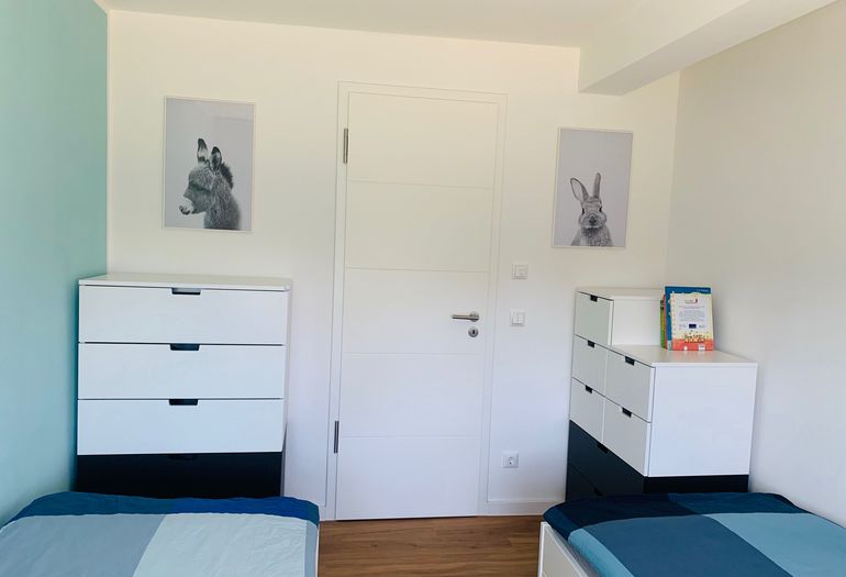 2. Schlafzimmer mit Sideboard, Spielzeug und Vorlesebücher
