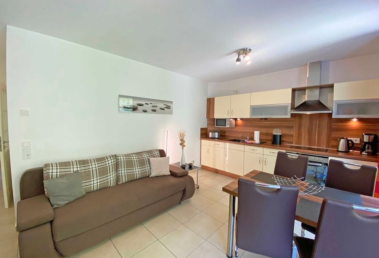 Wohnzimmer mit schöner Couch für gemütliche Abende Wohnzimmer mit schöner Couch für gemütliche Abende