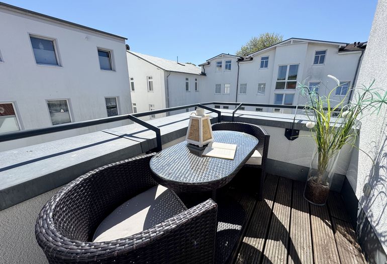 bestuhlter Balkon