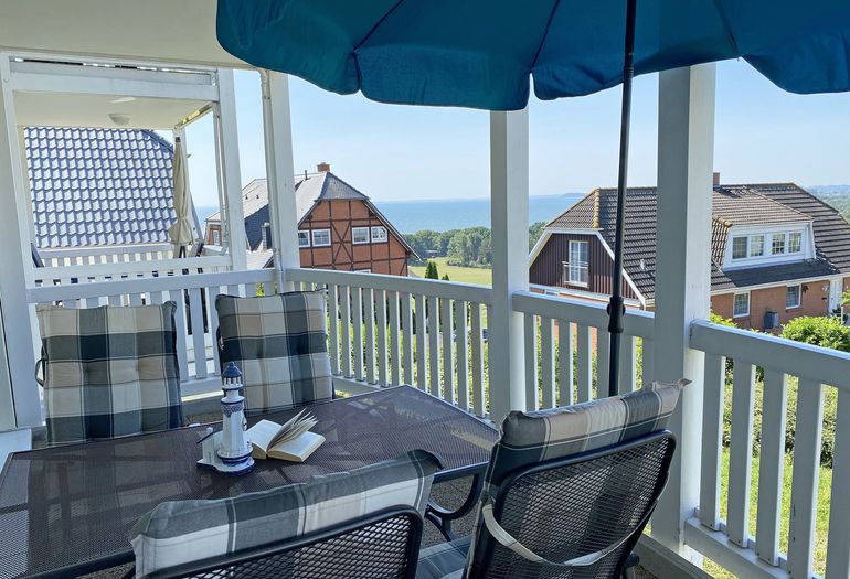 bestuhlter Balkon mit Blick zum Bodden