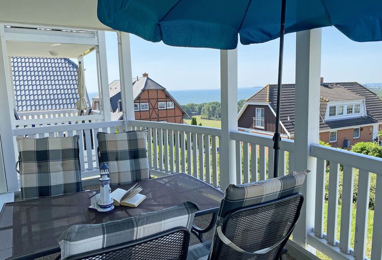 bestuhlter Balkon mit Blick zum Bodden bestuhlter Balkon mit Blick zum Bodden