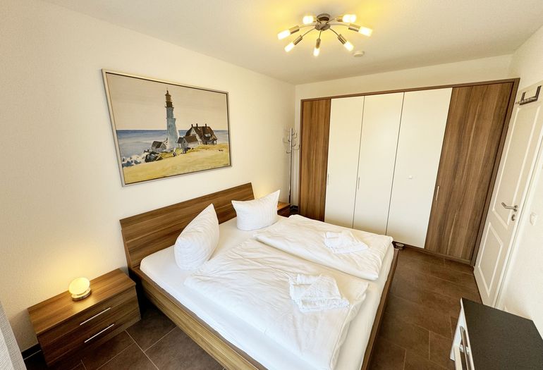 Schlafzimmer mit geräumigen Kleiderschrank