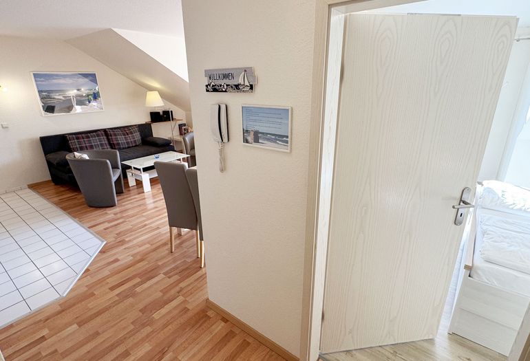 Blick vom Flur auf das Schlafzimmer und den Wohnbereich