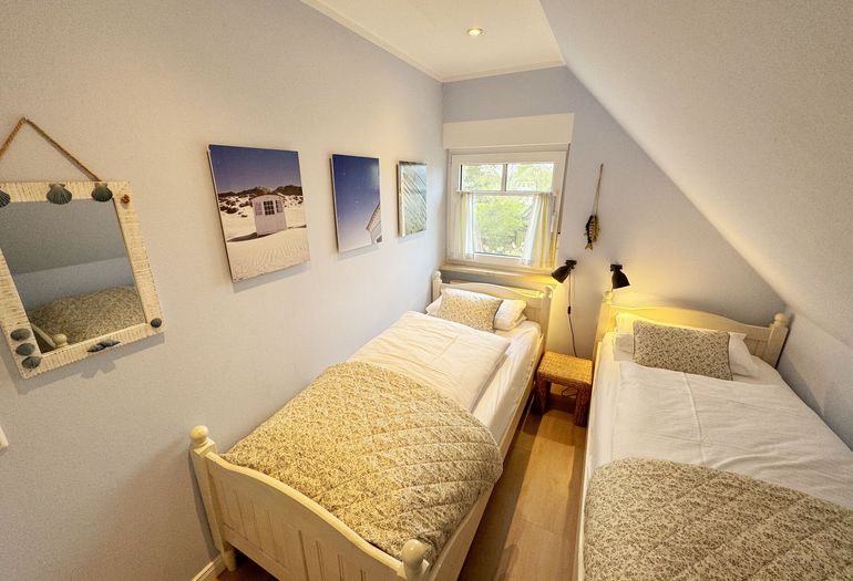 kleines Schlafzimmer mit 2 Einzelbetten