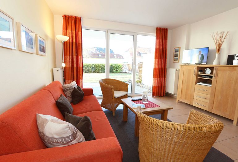 Wohnzimmer mit Couch und TV