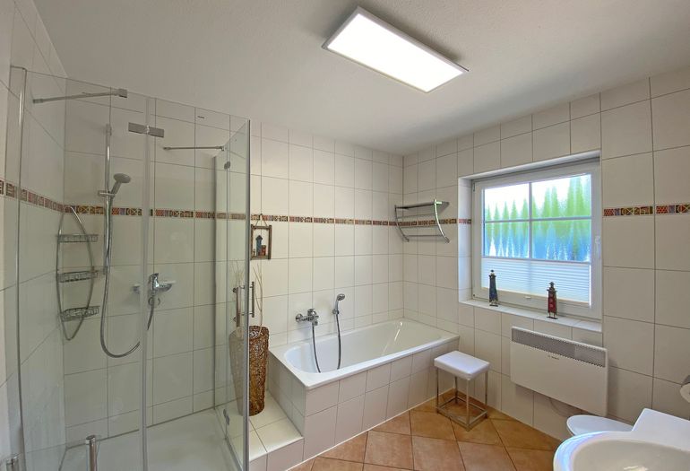 Badezimmer mit Dusche