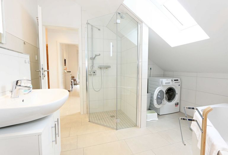 großes Badezimmer mit Dusche großes Badezimmer mit Dusche
