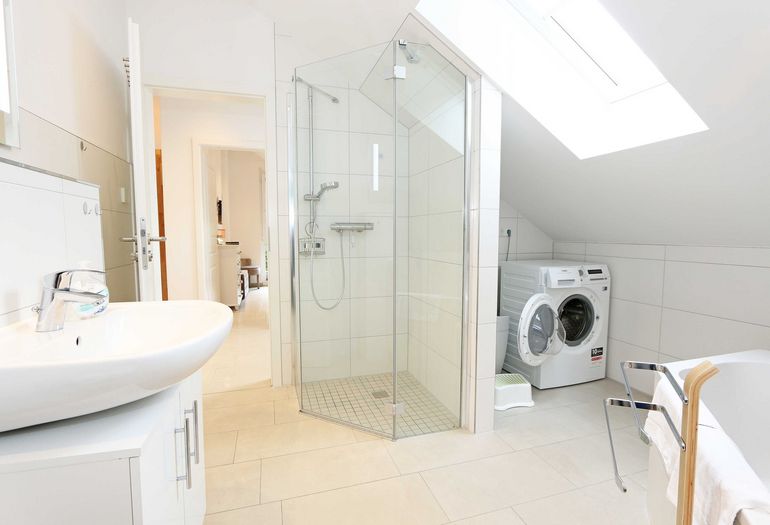 großes Badezimmer mit Dusche großes Badezimmer mit Dusche