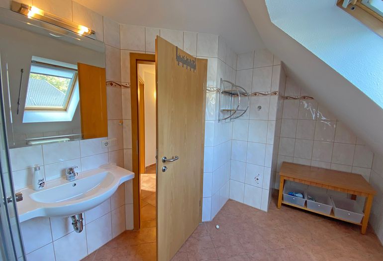 Badezimmer mit Waschbecken Badezimmer mit Waschbecken
