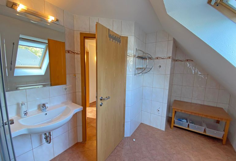 Badezimmer mit Waschbecken