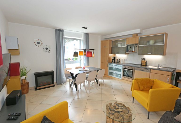 Wohn-/ Essbereich mit Kamin Wohn-/ Essbereich mit Kamin